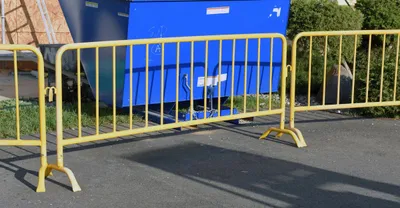 Vestil PRAIL-102-HD-Y crowd control shown from an alternate angle