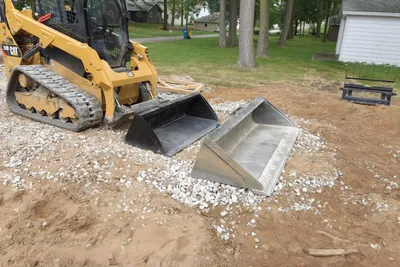 Vestil EA-SKSB-72-LP skid steer bucket shown from an alternate angle